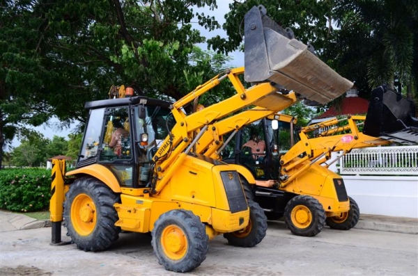 ให้เช่ารถ jcb หัวเจาะ(หน้าตักหลังขุด) งานเจาะสกัดและรถดั้ม 6 ล้อ 089-667-1444