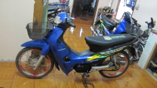 ขายเวฟ100สวยๆเดิมๆถุกๆครับ 13500บาท สภาพเดิมเครื่องดีไม่มีที่ติครับระบบไฟใช้ได้หมดครับไฟไมล์ไฟเกียขึ้นแตร์ดังครับยางใหม่ดอกเต็มรถคนแก่ใช้...ใช้งานน้อยครับ ได้ไปราคานี้สุดคุ้มครับ ทะเบียน+ภาษีเต็มปี56พร้อมชุดโอนเรียบร้อยครับสนใจติดต่อ080-1696651 ส่งได้ทั่ว