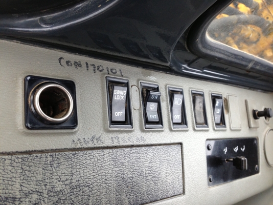 ขาย รถแบคโฮ KOMATSU PC130-6K ชมVDOการทำงานได้ครับ นำเข้าจากญี่ปุ่น รถปี2001 ติดต่อ 081-2990958