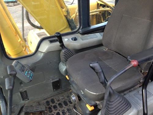 ขาย รถแบคโฮ KOMATSU PC130-6K ชมVDOการทำงานได้ครับ นำเข้าจากญี่ปุ่น รถปี2001 ติดต่อ 081-2990958