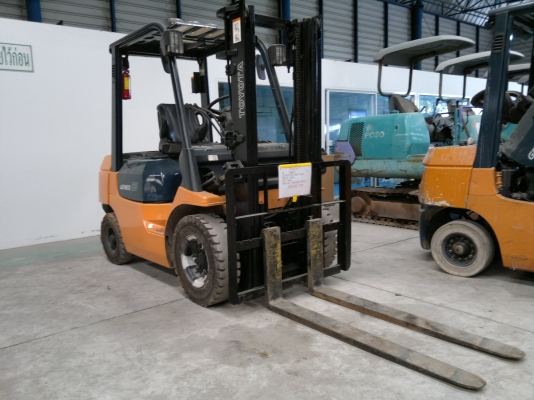 ขายรถฟอร์คลีฟท์ TOYOTA  7FD25 เสา 3เมตร เกียร์ออโต้ปี2005 รถนอกนำเข้า สวยราคาไม่แพงครับติดต่อ มานะ 085-9049669