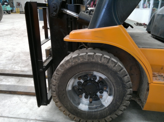 ขายรถฟอร์คลีฟท์ TOYOTA  7FD25 เสา 3เมตร เกียร์ออโต้ปี2005 รถนอกนำเข้า สวยราคาไม่แพงครับติดต่อ มานะ 085-9049669