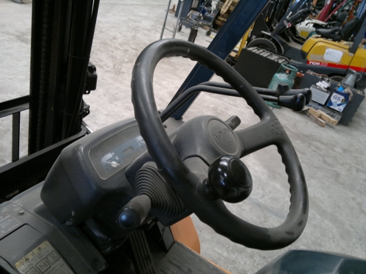 ขายรถฟอร์คลีฟท์ TOYOTA  7FD25 เสา 3เมตร เกียร์ออโต้ปี2005 รถนอกนำเข้า สวยราคาไม่แพงครับติดต่อ มานะ 085-9049669