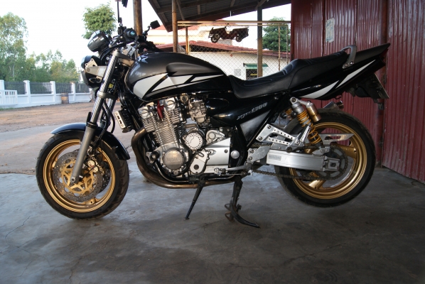 ต้องการขายรถมอเตอร์ไซร์ YAMAHA XJR 1300 cc. มีใบอินวอย
