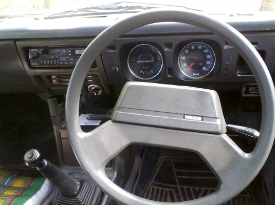 มาสด้า 1400  5 เกียร์ รถสวย ๆ พร้อมใช้งาน