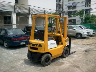ขายด่วนรถยกโฟร์คลิฟท์ยี่ห้อ TOYOTA 1.5 ตัน  75,000 THB.