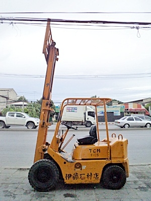 ขายรถยกTCM 2.5 ตัน  เครื่องเบนซิน  เสาสูง 3 เมตร พวงมาลัยเพาเว่อร์  สีเดิมจากนอก นำเข้าจากญี่ปุ่น ใช้งานได้ทันที ร