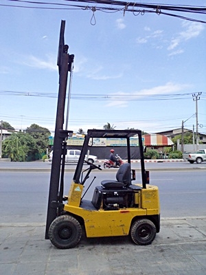 ขายรถยก 1.5 ตัน เครื่องเบนซิน กระบอกคุ่ เสาสูง 3 เมตร  ยางตัน 4 ล้อ พวงมาลัยเพาเว่อร์  สีเดิมจากนอก นำเข้าจากญี่ปุ่น ใช้งานได้ทันที