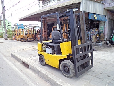 ขายรถยก 1.5 ตัน เครื่องเบนซิน กระบอกคุ่ เสาสูง 3 เมตร  ยางตัน 4 ล้อ พวงมาลัยเพาเว่อร์  สีเดิมจากนอก นำเข้าจากญี่ปุ่น ใช้งานได้ทันที