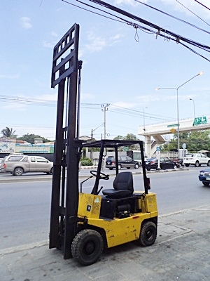 ขายรถยก 1.5 ตัน เครื่องเบนซิน กระบอกคุ่ เสาสูง 3 เมตร  ยางตัน 4 ล้อ พวงมาลัยเพาเว่อร์  สีเดิมจากนอก นำเข้าจากญี่ปุ่น ใช้งานได้ทันที