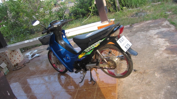 ขายเวฟ100สวยๆเดิมๆถุกๆครับ 13500บาท สภาพเดิมเครื่องดีไม่มีที่ติครับระบบไฟใช้ได้หมดครับไฟไมล์ไฟเกียขึ้นแตร์ดังครับยางใหม่ดอกเต็มรถคนแก่ใช้...ใช้งานน้อยครับ ได้ไปราคานี้สุดคุ้มครับ ทะเบียน+ภาษีเต็มปี56พร้อมชุดโอนเรียบร้อยครับสนใจติดต่อ080-1696651 ส่งได้ทั่ว