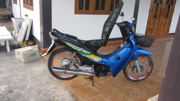 ขายเวฟ100สวยๆเดิมๆถุกๆครับ 13500บาท สภาพเดิมเครื่องดีไม่มีที่ติครับระบบไฟใช้ได้หมดครับไฟไมล์ไฟเกียขึ้นแตร์ดังครับยางใหม่ดอกเต็มรถคนแก่ใช้...ใช้งานน้อยครับ ได้ไปราคานี้สุดคุ้มครับ ทะเบียน+ภาษีเต็มปี56พร้อมชุดโอนเรียบร้อยครับสนใจติดต่อ080-1696651 ส่งได้ทั่ว