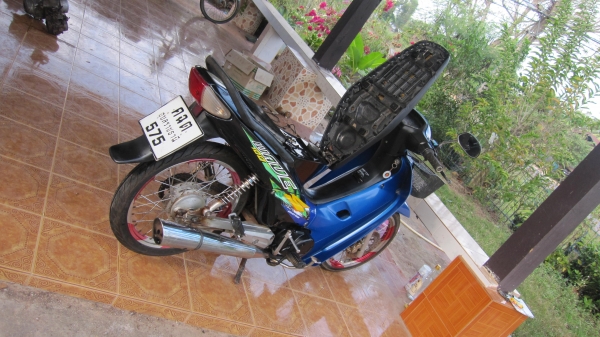 ขายเวฟ100สวยๆเดิมๆถุกๆครับ 13500บาท สภาพเดิมเครื่องดีไม่มีที่ติครับระบบไฟใช้ได้หมดครับไฟไมล์ไฟเกียขึ้นแตร์ดังครับยางใหม่ดอกเต็มรถคนแก่ใช้...ใช้งานน้อยครับ ได้ไปราคานี้สุดคุ้มครับ ทะเบียน+ภาษีเต็มปี56พร้อมชุดโอนเรียบร้อยครับสนใจติดต่อ080-1696651 ส่งได้ทั่ว