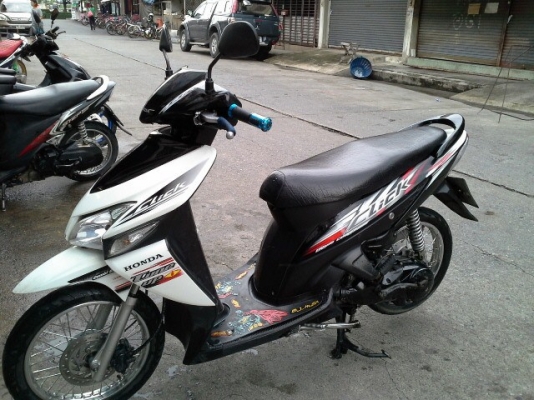 click ปี 51 สีขาว ดำ แดง รถสวย ชุดสีสดไม่มีแตก เครื่องเดิมๆ มีเล่มเอกสารพร้อม click ปี 51 สีขาว ดำ แดง รถสวย ชุดสีสดไม่มีแตก เครื่องเดิมๆ มีเล่มเอกสารพร้อม