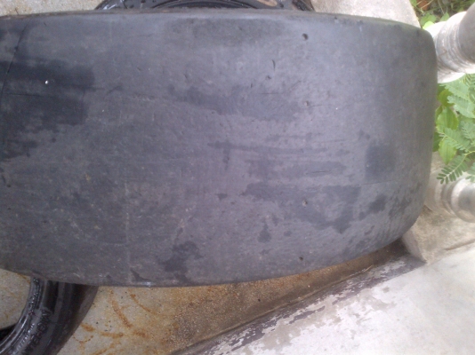 ยาง สลิก ขอบ 15 4 เส้น  2จ00 ต่อรองได้คับ