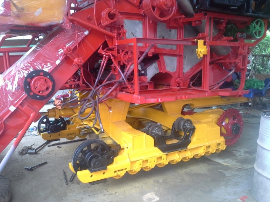 นำส่งแล้วครับ ส่งไป อ.เกษตรวิสัย ร้อยเอ็ด ยังเหลืออีกให้รีบจอง สนใจโทรติดต่อได้  KM 48 เดิน 12 ht (นอก) เครื่อง 6HE+turbo (235แรง) โซ่ D2  46 ข้อ โรลเลอร์ D3 12 ลูก หน้าเกี่ยว 3 เมตร อุ้มเลด 2.5 ตันหรือ star big  12 HT  jo8d + bo (260 แรง)