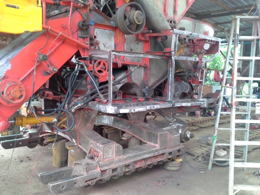 นำส่งแล้วครับ ส่งไป อ.เกษตรวิสัย ร้อยเอ็ด ยังเหลืออีกให้รีบจอง สนใจโทรติดต่อได้  KM 48 เดิน 12 ht (นอก) เครื่อง 6HE+turbo (235แรง) โซ่ D2  46 ข้อ โรลเลอร์ D3 12 ลูก หน้าเกี่ยว 3 เมตร อุ้มเลด 2.5 ตันหรือ star big  12 HT  jo8d + bo (260 แรง)