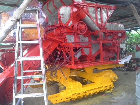 นำส่งแล้วครับ ส่งไป อ.เกษตรวิสัย ร้อยเอ็ด ยังเหลืออีกให้รีบจอง สนใจโทรติดต่อได้  KM 48 เดิน 12 ht (นอก) เครื่อง 6HE+turbo (235แรง) โซ่ D2  46 ข้อ โรลเลอร์ D3 12 ลูก หน้าเกี่ยว 3 เมตร อุ้มเลด 2.5 ตันหรือ star big  12 HT  jo8d + bo (260 แรง)