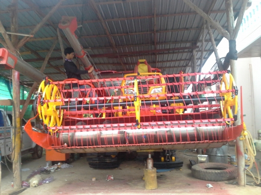 นำส่งแล้วครับ ส่งไป อ.เกษตรวิสัย ร้อยเอ็ด ยังเหลืออีกให้รีบจอง สนใจโทรติดต่อได้  KM 48 เดิน 12 ht (นอก) เครื่อง 6HE+turbo (235แรง) โซ่ D2  46 ข้อ โรลเลอร์ D3 12 ลูก หน้าเกี่ยว 3 เมตร อุ้มเลด 2.5 ตันหรือ star big  12 HT  jo8d + bo (260 แรง)