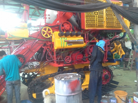 นำส่งแล้วครับ ส่งไป อ.เกษตรวิสัย ร้อยเอ็ด ยังเหลืออีกให้รีบจอง สนใจโทรติดต่อได้  KM 48 เดิน 12 ht (นอก) เครื่อง 6HE+turbo (235แรง) โซ่ D2  46 ข้อ โรลเลอร์ D3 12 ลูก หน้าเกี่ยว 3 เมตร อุ้มเลด 2.5 ตันหรือ star big  12 HT  jo8d + bo (260 แรง)