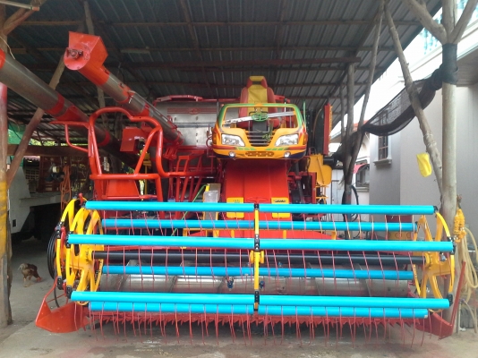 นำส่งแล้วครับ ส่งไป อ.เกษตรวิสัย ร้อยเอ็ด ยังเหลืออีกให้รีบจอง สนใจโทรติดต่อได้  KM 48 เดิน 12 ht (นอก) เครื่อง 6HE+turbo (235แรง) โซ่ D2  46 ข้อ โรลเลอร์ D3 12 ลูก หน้าเกี่ยว 3 เมตร อุ้มเลด 2.5 ตันหรือ star big  12 HT  jo8d + bo (260 แรง)