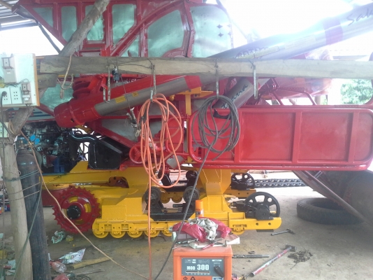 นำส่งแล้วครับ ส่งไป อ.เกษตรวิสัย ร้อยเอ็ด ยังเหลืออีกให้รีบจอง สนใจโทรติดต่อได้  KM 48 เดิน 12 ht (นอก) เครื่อง 6HE+turbo (235แรง) โซ่ D2  46 ข้อ โรลเลอร์ D3 12 ลูก หน้าเกี่ยว 3 เมตร อุ้มเลด 2.5 ตันหรือ star big  12 HT  jo8d + bo (260 แรง)