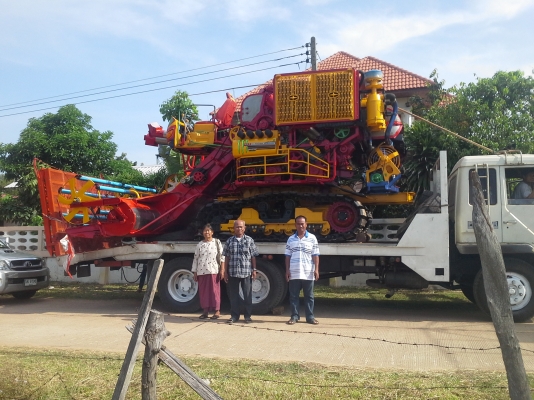 นำส่งแล้วครับ ส่งไป อ.เกษตรวิสัย ร้อยเอ็ด ยังเหลืออีกให้รีบจอง สนใจโทรติดต่อได้  KM 48 เดิน 12 ht (นอก) เครื่อง 6HE+turbo (235แรง) โซ่ D2  46 ข้อ โรลเลอร์ D3 12 ลูก หน้าเกี่ยว 3 เมตร อุ้มเลด 2.5 ตันหรือ star big  12 HT  jo8d + bo (260 แรง)