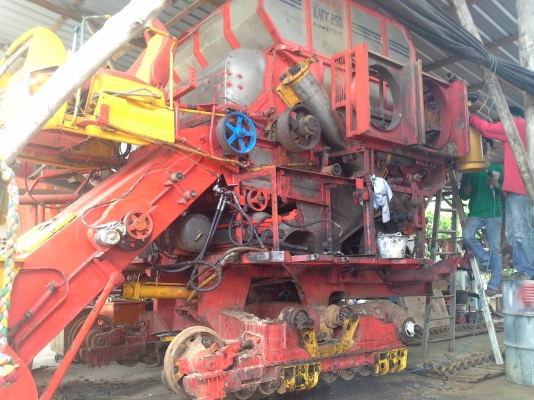 นำส่งแล้วครับ ส่งไป อ.เกษตรวิสัย ร้อยเอ็ด ยังเหลืออีกให้รีบจอง สนใจโทรติดต่อได้  KM 48 เดิน 12 ht (นอก) เครื่อง 6HE+turbo (235แรง) โซ่ D2  46 ข้อ โรลเลอร์ D3 12 ลูก หน้าเกี่ยว 3 เมตร อุ้มเลด 2.5 ตันหรือ star big  12 HT  jo8d + bo (260 แรง)