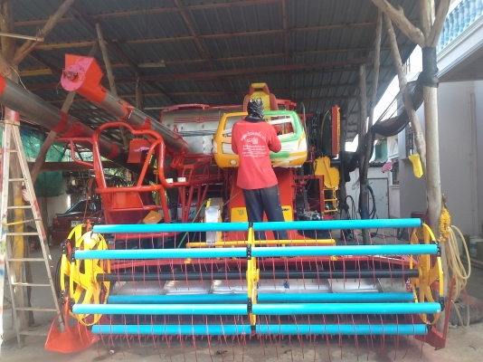 นำส่งแล้วครับ ส่งไป อ.เกษตรวิสัย ร้อยเอ็ด ยังเหลืออีกให้รีบจอง สนใจโทรติดต่อได้  KM 48 เดิน 12 ht (นอก) เครื่อง 6HE+turbo (235แรง) โซ่ D2  46 ข้อ โรลเลอร์ D3 12 ลูก หน้าเกี่ยว 3 เมตร อุ้มเลด 2.5 ตันหรือ star big  12 HT  jo8d + bo (260 แรง)