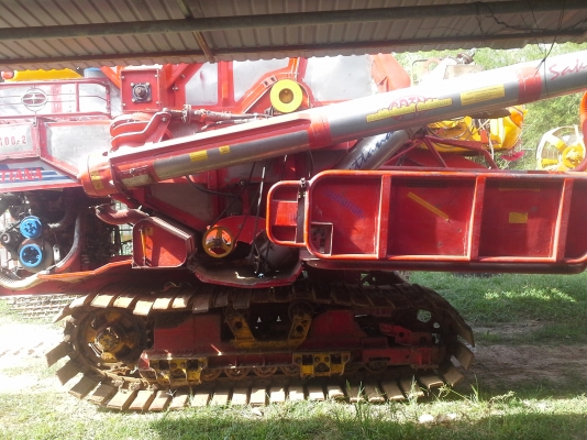 นำส่งแล้วครับ ส่งไป อ.เกษตรวิสัย ร้อยเอ็ด ยังเหลืออีกให้รีบจอง สนใจโทรติดต่อได้  KM 48 เดิน 12 ht (นอก) เครื่อง 6HE+turbo (235แรง) โซ่ D2  46 ข้อ โรลเลอร์ D3 12 ลูก หน้าเกี่ยว 3 เมตร อุ้มเลด 2.5 ตันหรือ star big  12 HT  jo8d + bo (260 แรง)