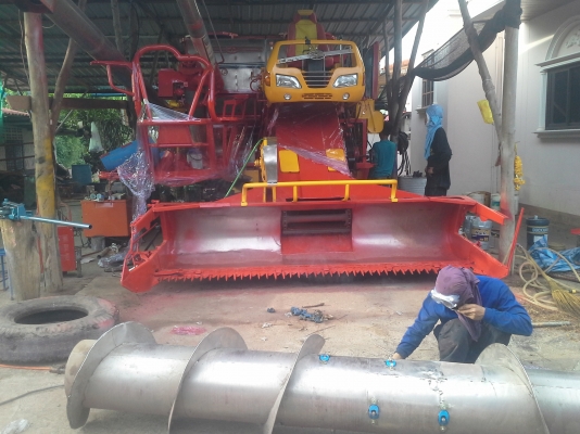 นำส่งแล้วครับ ส่งไป อ.เกษตรวิสัย ร้อยเอ็ด ยังเหลืออีกให้รีบจอง สนใจโทรติดต่อได้  KM 48 เดิน 12 ht (นอก) เครื่อง 6HE+turbo (235แรง) โซ่ D2  46 ข้อ โรลเลอร์ D3 12 ลูก หน้าเกี่ยว 3 เมตร อุ้มเลด 2.5 ตันหรือ star big  12 HT  jo8d + bo (260 แรง)