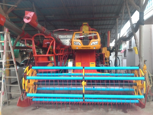 นำส่งแล้วครับ ส่งไป อ.เกษตรวิสัย ร้อยเอ็ด ยังเหลืออีกให้รีบจอง สนใจโทรติดต่อได้  KM 48 เดิน 12 ht (นอก) เครื่อง 6HE+turbo (235แรง) โซ่ D2  46 ข้อ โรลเลอร์ D3 12 ลูก หน้าเกี่ยว 3 เมตร อุ้มเลด 2.5 ตันหรือ star big  12 HT  jo8d + bo (260 แรง)