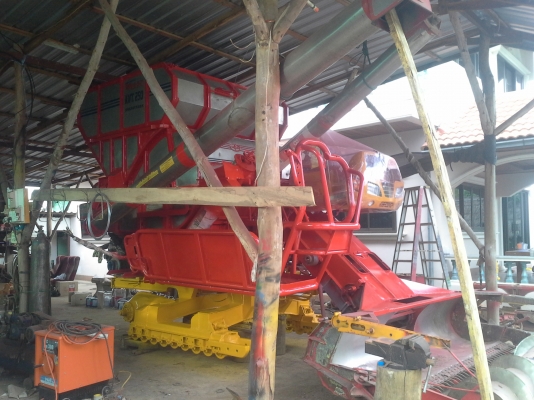 นำส่งแล้วครับ ส่งไป อ.เกษตรวิสัย ร้อยเอ็ด ยังเหลืออีกให้รีบจอง สนใจโทรติดต่อได้  KM 48 เดิน 12 ht (นอก) เครื่อง 6HE+turbo (235แรง) โซ่ D2  46 ข้อ โรลเลอร์ D3 12 ลูก หน้าเกี่ยว 3 เมตร อุ้มเลด 2.5 ตันหรือ star big  12 HT  jo8d + bo (260 แรง)