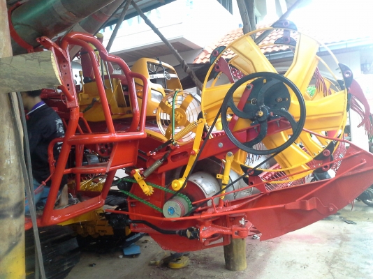 นำส่งแล้วครับ ส่งไป อ.เกษตรวิสัย ร้อยเอ็ด ยังเหลืออีกให้รีบจอง สนใจโทรติดต่อได้  KM 48 เดิน 12 ht (นอก) เครื่อง 6HE+turbo (235แรง) โซ่ D2  46 ข้อ โรลเลอร์ D3 12 ลูก หน้าเกี่ยว 3 เมตร อุ้มเลด 2.5 ตันหรือ star big  12 HT  jo8d + bo (260 แรง)