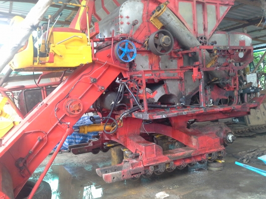 นำส่งแล้วครับ ส่งไป อ.เกษตรวิสัย ร้อยเอ็ด ยังเหลืออีกให้รีบจอง สนใจโทรติดต่อได้  KM 48 เดิน 12 ht (นอก) เครื่อง 6HE+turbo (235แรง) โซ่ D2  46 ข้อ โรลเลอร์ D3 12 ลูก หน้าเกี่ยว 3 เมตร อุ้มเลด 2.5 ตันหรือ star big  12 HT  jo8d + bo (260 แรง)