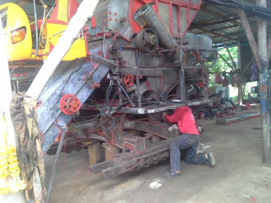 นำส่งแล้วครับ ส่งไป อ.เกษตรวิสัย ร้อยเอ็ด ยังเหลืออีกให้รีบจอง สนใจโทรติดต่อได้  KM 48 เดิน 12 ht (นอก) เครื่อง 6HE+turbo (235แรง) โซ่ D2  46 ข้อ โรลเลอร์ D3 12 ลูก หน้าเกี่ยว 3 เมตร อุ้มเลด 2.5 ตันหรือ star big  12 HT  jo8d + bo (260 แรง)