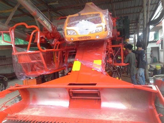 นำส่งแล้วครับ ส่งไป อ.เกษตรวิสัย ร้อยเอ็ด ยังเหลืออีกให้รีบจอง สนใจโทรติดต่อได้  KM 48 เดิน 12 ht (นอก) เครื่อง 6HE+turbo (235แรง) โซ่ D2  46 ข้อ โรลเลอร์ D3 12 ลูก หน้าเกี่ยว 3 เมตร อุ้มเลด 2.5 ตันหรือ star big  12 HT  jo8d + bo (260 แรง)