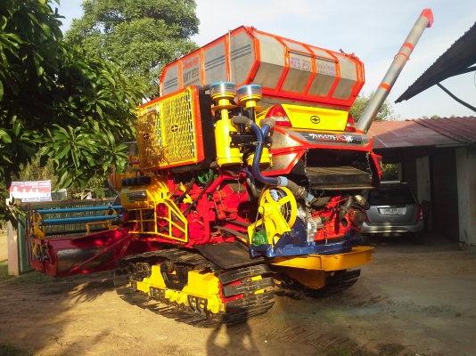 นำส่งแล้วครับ ส่งไป อ.เกษตรวิสัย ร้อยเอ็ด ยังเหลืออีกให้รีบจอง สนใจโทรติดต่อได้  KM 48 เดิน 12 ht (นอก) เครื่อง 6HE+turbo (235แรง) โซ่ D2  46 ข้อ โรลเลอร์ D3 12 ลูก หน้าเกี่ยว 3 เมตร อุ้มเลด 2.5 ตันหรือ star big  12 HT  jo8d + bo (260 แรง)