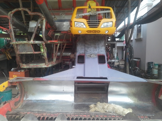 นำส่งแล้วครับ ส่งไป อ.เกษตรวิสัย ร้อยเอ็ด ยังเหลืออีกให้รีบจอง สนใจโทรติดต่อได้  KM 48 เดิน 12 ht (นอก) เครื่อง 6HE+turbo (235แรง) โซ่ D2  46 ข้อ โรลเลอร์ D3 12 ลูก หน้าเกี่ยว 3 เมตร อุ้มเลด 2.5 ตันหรือ star big  12 HT  jo8d + bo (260 แรง)