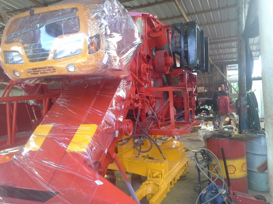 นำส่งแล้วครับ ส่งไป อ.เกษตรวิสัย ร้อยเอ็ด ยังเหลืออีกให้รีบจอง สนใจโทรติดต่อได้  KM 48 เดิน 12 ht (นอก) เครื่อง 6HE+turbo (235แรง) โซ่ D2  46 ข้อ โรลเลอร์ D3 12 ลูก หน้าเกี่ยว 3 เมตร อุ้มเลด 2.5 ตันหรือ star big  12 HT  jo8d + bo (260 แรง)