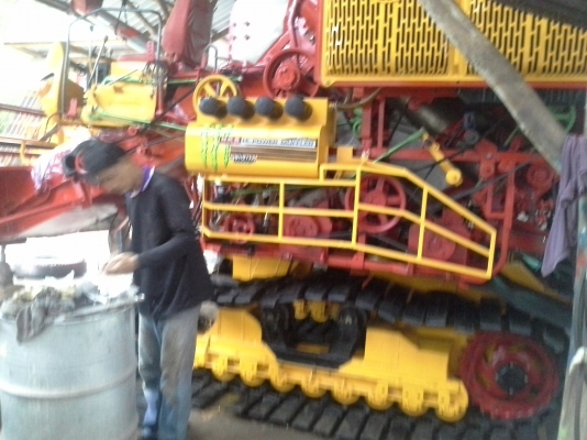 นำส่งแล้วครับ ส่งไป อ.เกษตรวิสัย ร้อยเอ็ด ยังเหลืออีกให้รีบจอง สนใจโทรติดต่อได้  KM 48 เดิน 12 ht (นอก) เครื่อง 6HE+turbo (235แรง) โซ่ D2  46 ข้อ โรลเลอร์ D3 12 ลูก หน้าเกี่ยว 3 เมตร อุ้มเลด 2.5 ตันหรือ star big  12 HT  jo8d + bo (260 แรง)