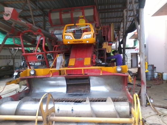 นำส่งแล้วครับ ส่งไป อ.เกษตรวิสัย ร้อยเอ็ด ยังเหลืออีกให้รีบจอง สนใจโทรติดต่อได้  KM 48 เดิน 12 ht (นอก) เครื่อง 6HE+turbo (235แรง) โซ่ D2  46 ข้อ โรลเลอร์ D3 12 ลูก หน้าเกี่ยว 3 เมตร อุ้มเลด 2.5 ตันหรือ star big  12 HT  jo8d + bo (260 แรง)