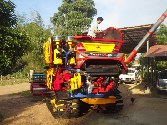 นำส่งแล้วครับ ส่งไป อ.เกษตรวิสัย ร้อยเอ็ด ยังเหลืออีกให้รีบจอง สนใจโทรติดต่อได้  KM 48 เดิน 12 ht (นอก) เครื่อง 6HE+turbo (235แรง) โซ่ D2  46 ข้อ โรลเลอร์ D3 12 ลูก หน้าเกี่ยว 3 เมตร อุ้มเลด 2.5 ตันหรือ star big  12 HT  jo8d + bo (260 แรง)