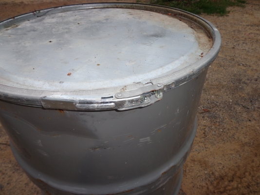 ขายถัง 200 ลิตร 0831113623คุณปุ้ย