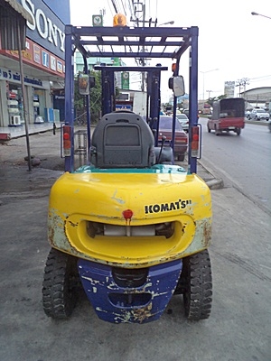 ขายรถยกโคมัสสึ 2 ตัน รุ่น14 เครื่องเบนซิน  กระบอกคู่  เสาสูง 3 เมตร ยางตันใหม่ 4 ล้อ พวงมาลัยเพาเว่อร์  สีเดิมจากนอก นำเข้าจากญี่ปุ่น ใช้งานได้ทันที