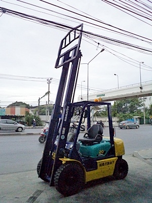 ขายรถยกโคมัสสึ 2 ตัน รุ่น14 เครื่องเบนซิน  กระบอกคู่  เสาสูง 3 เมตร ยางตันใหม่ 4 ล้อ พวงมาลัยเพาเว่อร์  สีเดิมจากนอก นำเข้าจากญี่ปุ่น ใช้งานได้ทันที