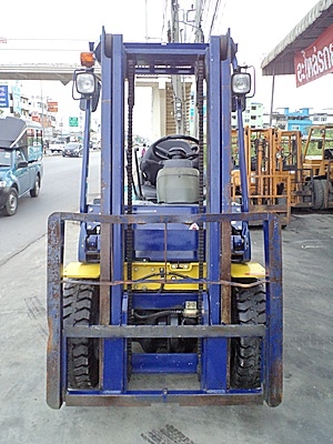 ขายรถยกโคมัสสึ 2 ตัน รุ่น14 เครื่องเบนซิน  กระบอกคู่  เสาสูง 3 เมตร ยางตันใหม่ 4 ล้อ พวงมาลัยเพาเว่อร์  สีเดิมจากนอก นำเข้าจากญี่ปุ่น ใช้งานได้ทันที