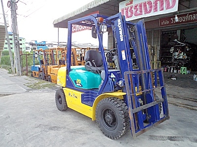 ขายรถยกโคมัสสึ 2 ตัน รุ่น14 เครื่องเบนซิน  กระบอกคู่  เสาสูง 3 เมตร ยางตันใหม่ 4 ล้อ พวงมาลัยเพาเว่อร์  สีเดิมจากนอก นำเข้าจากญี่ปุ่น ใช้งานได้ทันที