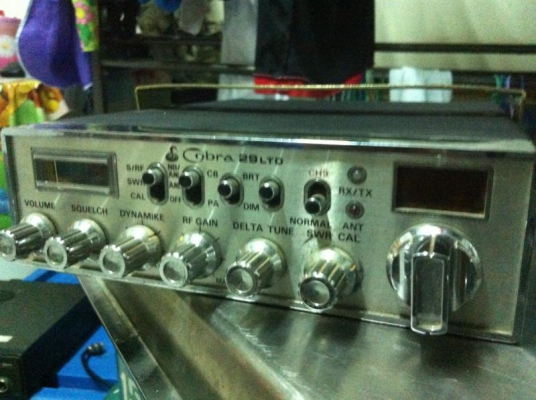 ขายเครื่องโมบาย 27 MHz. 40 CHสภาพเครื่องสวยครับมาพร้อมไมค์ ราคาไม่แพง