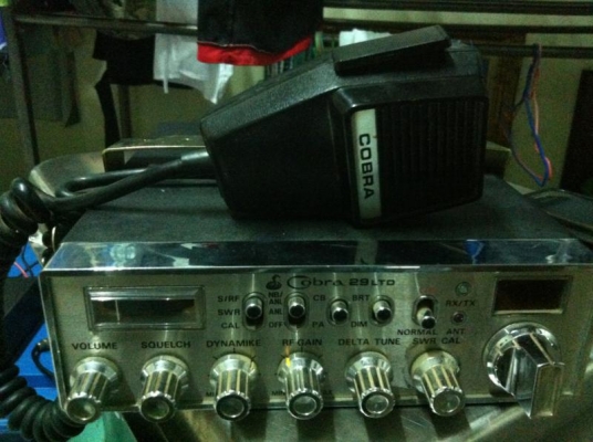 ขายเครื่องโมบาย 27 MHz. 40 CHสภาพเครื่องสวยครับมาพร้อมไมค์ ราคาไม่แพง